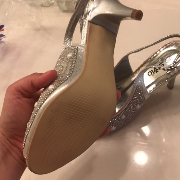 Silver Heels - Picture 3 of 6